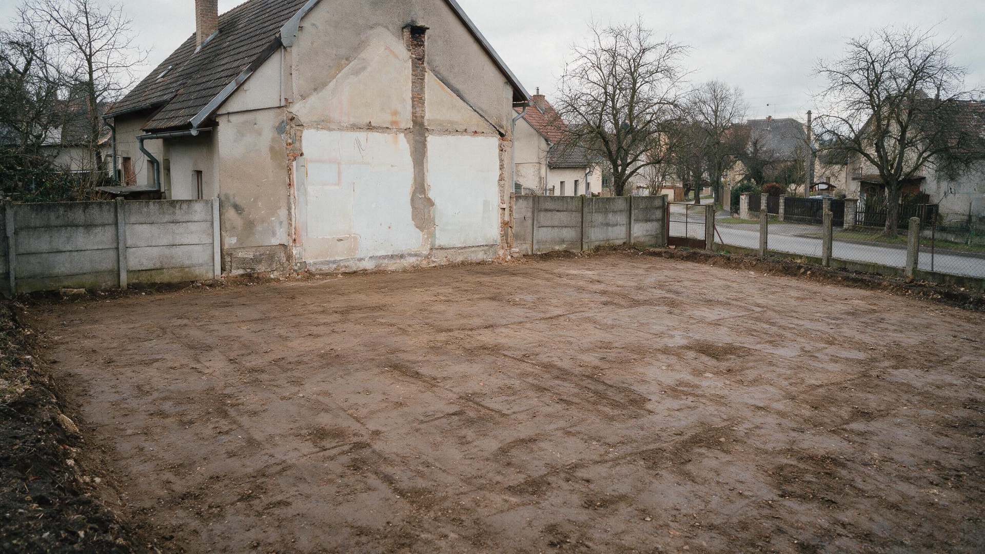 Pozemek po demolici objektu, srovnaný a připravený pro novou stavbu